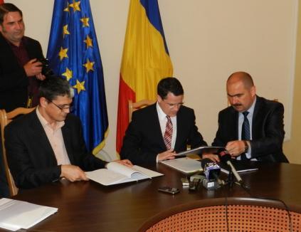 20 milioane lei pentru Oradea: Primarul Ilie Bolojan a semnat contractul pentru finalizarea utilităţilor din parcul industrial pe fonduri europene